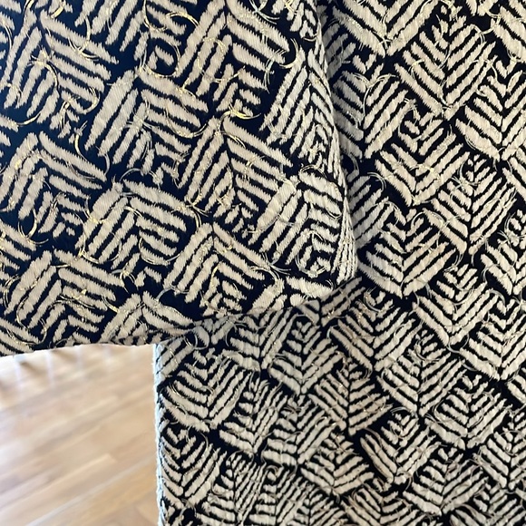 Adorable, black and white jacket with gold details, from JM Collection, 2X. - Picture 5 of 9